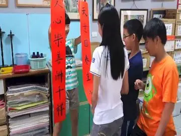 學生討論挑選作品